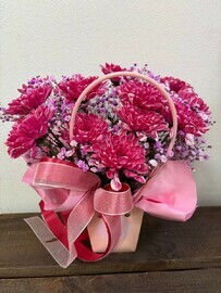 Композиция с малиновой хризантемой 