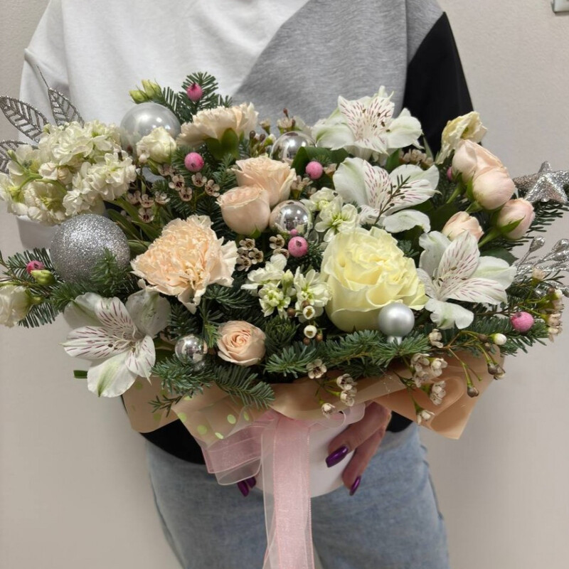 Novogodnyaya kompozitciya v shlyapnoj korobke, standart