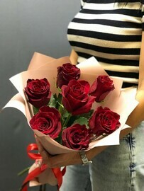 Красота любви - букет из 7 роз красных в упаковке