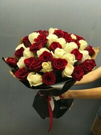 Престижная награда - букет из 41 розы (красных и белых ) в упаковке