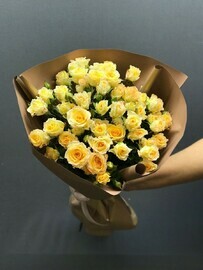 Необузданность - букет из 7 роз кустовых в упаковке