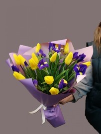 Радость весны - букет из тюльпанов и ирисов
