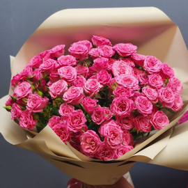 Ослепительная леди - букет из 21 розы кустовой в упаковке