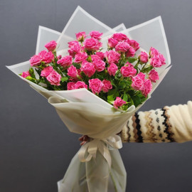 Принцесса сердца - букет из 13 роз кустовых в упаковке