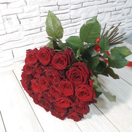25 красных роз
