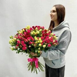 25 sht. raznotcvetnih kustovih roz, visota 60sm, lenta atlasnaya