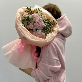 Романтичный букет из розовой гортензии и гипсофилы, 205