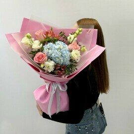 Buket iz gortenzii, roz, eustomi i al_stromerii,  231