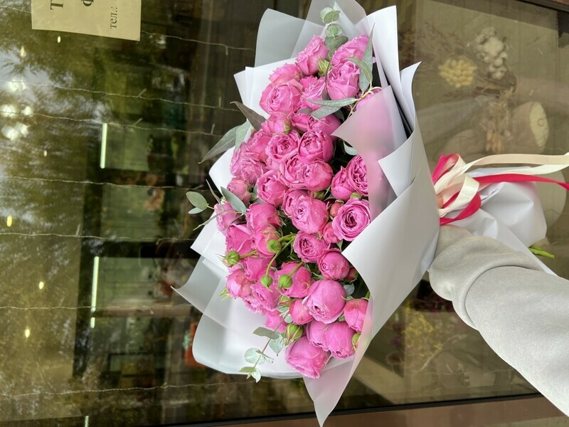 Букет из 25 кустовых роз , стандартный