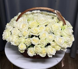 Белые розы в корзине 