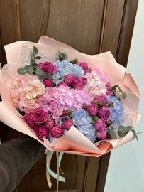Букет из гортензий и кустовых роз 