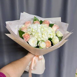 Buket iz roz i gortenzii