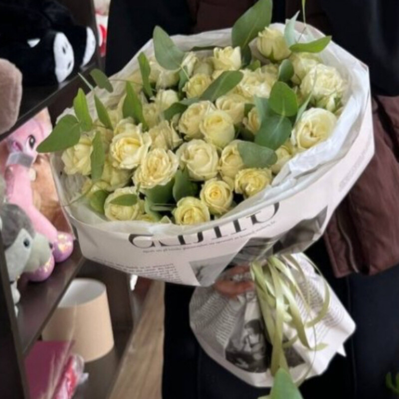 Buket iz belih kustovih roz, standart