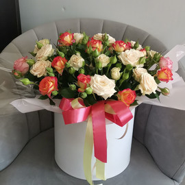 кустовая роза в коробке