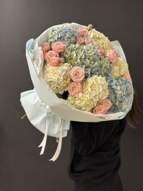 Buket gortenzij s kustovimi rozami