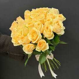 25 персиковых роз под ленту