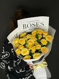 Стильный букет из 7 желтых кустовых роз