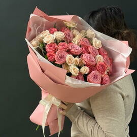 Buket kustovih roz v stil_noj upakovke