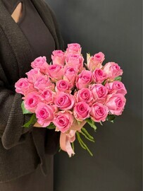 25 ярко-розовых роз под ленту