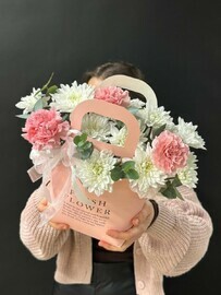 TCveti v sumochke s hrizantemoj, evkaliptom i diantusom