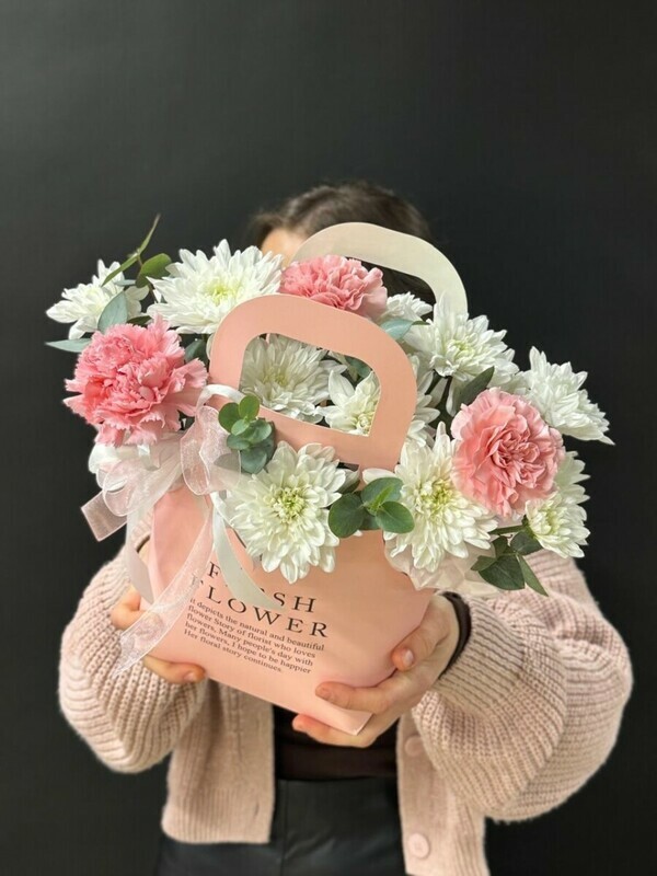 TCveti v sumochke s hrizantemoj, evkaliptom i diantusom, standart