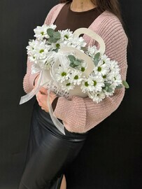 Цветы в сумочке с хризантемой ромашка