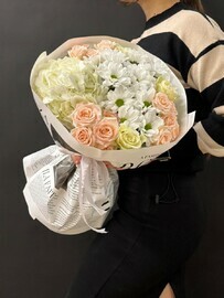 Букет из хризантем кустовых роз и гортензии
