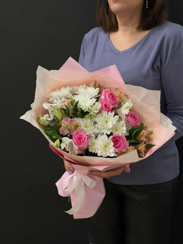 Sbornij buket iz hrizantem, al_stromerii i rozi, standart