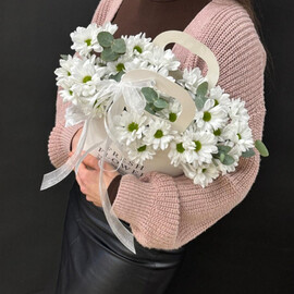 TCveti v sumochke s hrizantemoj romashka