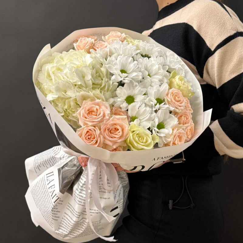 Buket iz hrizantem kustovih roz i gortenzii, standart