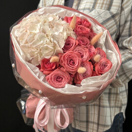 Букет Жемчужина с гортензией и кустовой розой