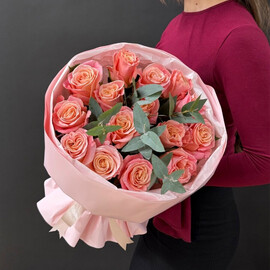 Нежные розы с эвкалиптом, 15шт
