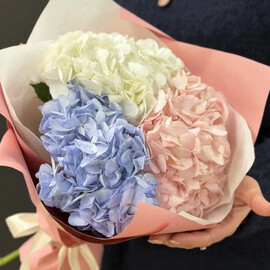 Букет из трех гортензий