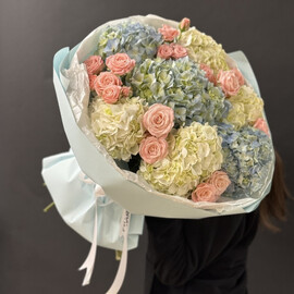 Buket gortenzij s kustovimi rozami