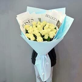 Buket iz 25 belih roz 70 sm