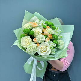 Букет из зеленых диантусов и хризантемы