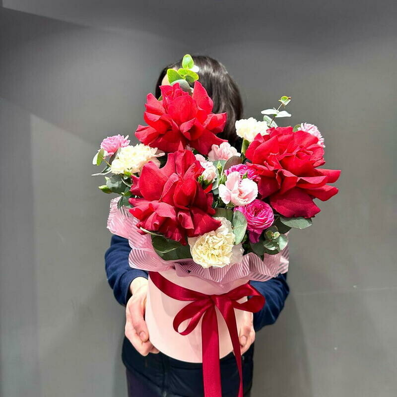 Композиция с французскими розами и кустовыми диантусами, стандартный