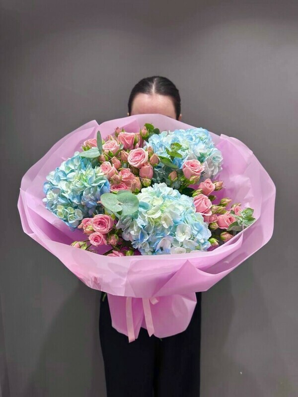 Букет из голубых Гортензий и кустовых роз, стандартный