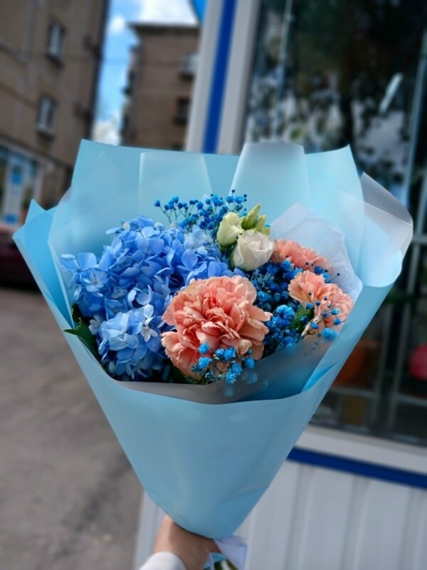 Букет из гортензии с диантусами, стандартный