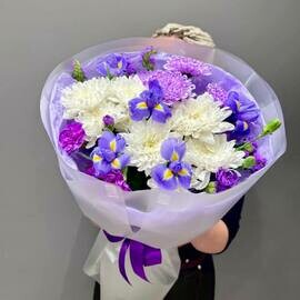 Букет из Ирисов и кустовой Хризантемы