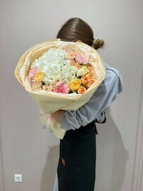 Buket iz gortenzii, kustovih roz i diantusov