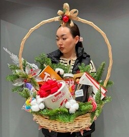 Korzina s shokoladom i kofe