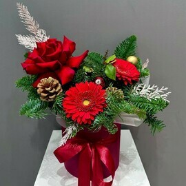 Kompozitciya iz nobilisa i Frantcuzskoj rozi