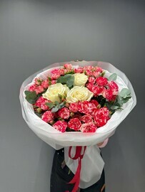 Букет из кустовой и белых роз