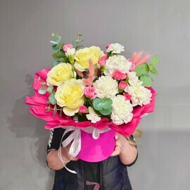 Kompozitciya iz belih roz i diantusov