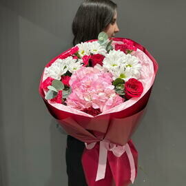 Букет с гортензией и розами