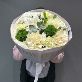 Buket s belimi frantcuzskimi rozami