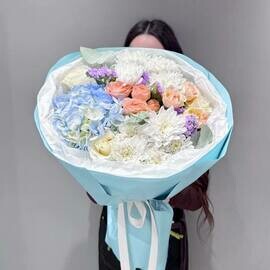 Nezhnij buket iz goluboj gortenzii s kustovoj rozoj i hrizantemoj