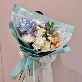 Букет из гортензии, хризантем и роз