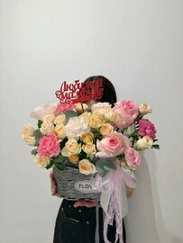 Корзинка с цветами для мамы